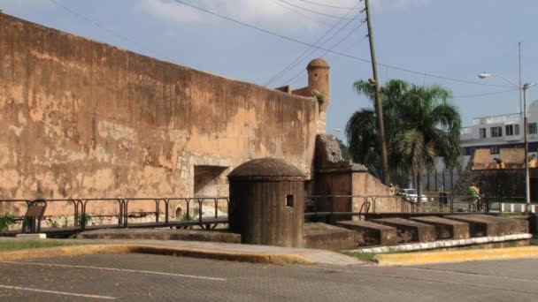 Buitenkant van de muur fort Ozama in Santo Domingo, Dominicaanse Republiek. — Stockvideo