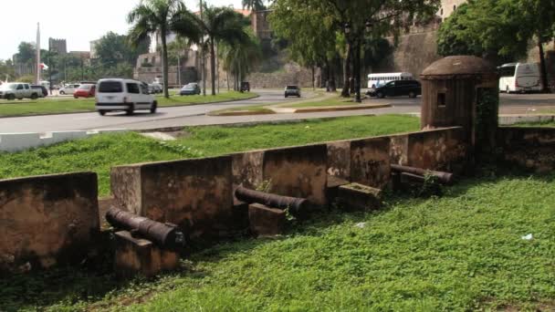 Os carros passam pela estrada em frente ao velho forte de Ozama em Santo Domingo, República Dominicana . — Vídeo de Stock