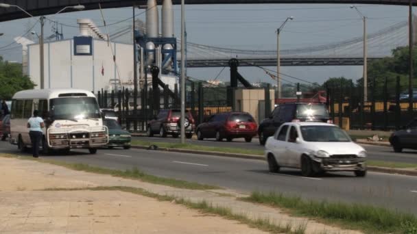 Автомобили проходят по дороге в Санто-Доминго, Доминиканская Республика . — стоковое видео
