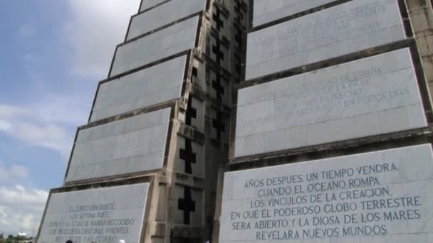 Mensen Voer vuurtoren van Christopher Columbus Monument in Santo Domingo, Dominicaanse Republiek. — Stockvideo