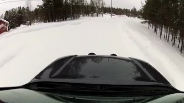 Finlandiya'da kırsal kış karayoluyla tahrik araba görüntülemek.
