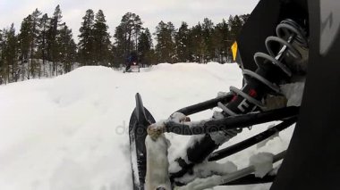 Kar motosikletleri Saariselka, Finlandiya için ormandaki insanlarla yolculuk.