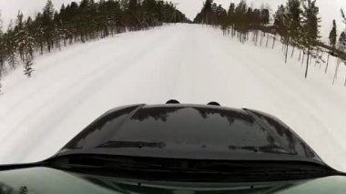 Finlandiya'da kırsal kış karayoluyla tahrik araba görüntülemek.
