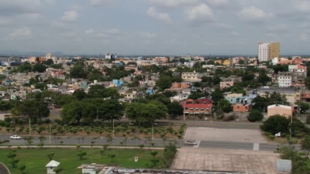 サントドミンゴ、ドミニカ共和国の都市の景観を見る. — ストック動画