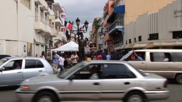 Автомобили и люди проходят мимо улицы в Санто-Доминго, Доминиканская Республика . — стоковое видео
