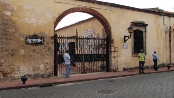 Mensen passeren door de koloniale wijk straat in Santo Domingo, Dominicaanse Republiek. — Stockvideo