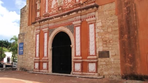 Santo Domingo, Dominik Cumhuriyeti 'ndeki Convento de la Tarikat de los Predicadores' in dışı.. — Stok video