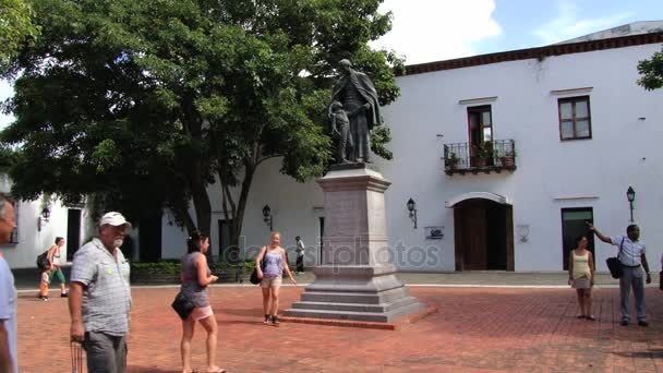 Touristen machen Fotos vor der Statue des Don Francisco Billini in Santo Domingo, Dominikanische Republik. — Stockvideo