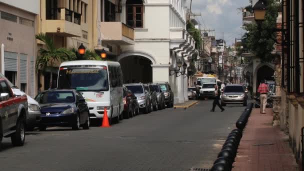 Samochody przechodzą przez ulicę colonial zone Santo Domingo, Dominikana. — Wideo stockowe
