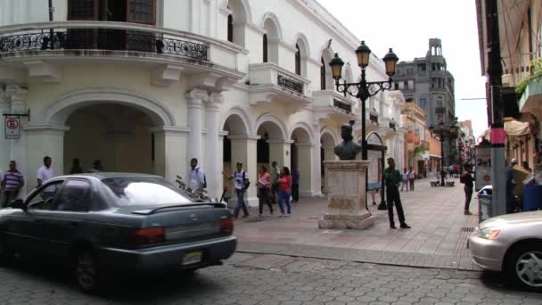 Люди ходят по пешеходной улице в Санто-Доминго, Доминиканская Республика . — стоковое видео