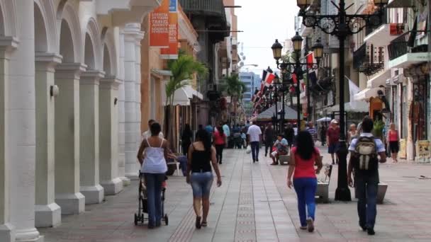 Lidé chodí na pěší ulice v Santo Domingo, Dominikánská republika. — Stock video