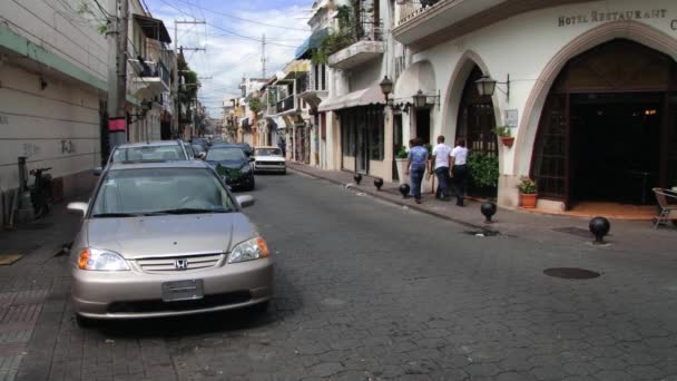 Люди ходят по пешеходной улице в Санто-Доминго, Доминиканская Республика . — стоковое видео