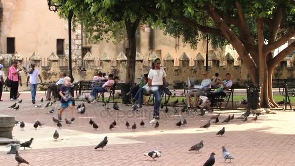 Mensen ontspannen op het centrale plein in Santo Domingo, Dominicaanse Republiek. — Stockvideo