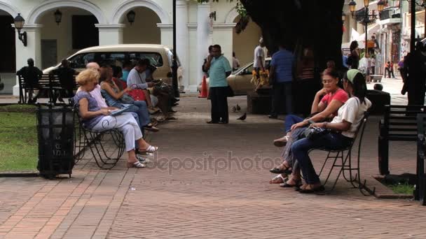 La gente se relaja en la plaza central de Santo Domingo, República Dominicana . — Vídeo de stock