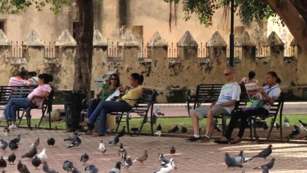 Mensen ontspannen op het centrale plein in Santo Domingo, Dominicaanse Republiek. — Stockvideo