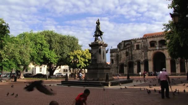 Mensen lopen door het centrale plein in Santo Domingo, Dominicaanse Republiek. — Stockvideo