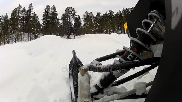 Άνθρωποι βόλτα snowmobiles στο δάσος Saariselka, Φινλανδία. — Αρχείο Βίντεο
