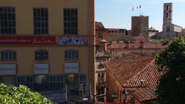 Uitzicht op Fragonard parfum fabriek en de oude gebouwen van Grasse, Frankrijk. — Stockvideo