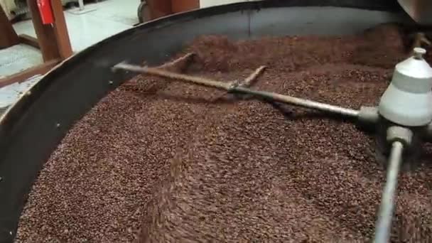 Koffie wordt gemengd in een koffiebranderij machine in Grasse, Frankrijk. — Stockvideo