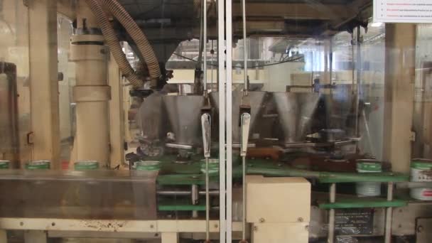Caffè confezionato in una macchina in uno stabilimento di Grasse, Francia . — Video Stock