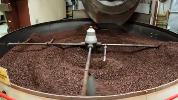 コーヒーを焙煎機でグラース、フランスのコーヒーで混入. — ストック動画