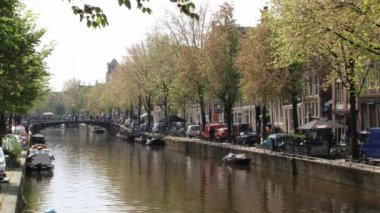 Amsterdam, Hollanda kanal tarafından insanlar yürümek.