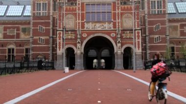 İnsanlar Bisiklet Rijksmuseum Amsterdam, Hollanda bina önünde binmek. 