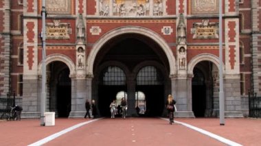 İnsanlar Bisiklet Rijksmuseum Amsterdam, Hollanda bina önünde binmek. 
