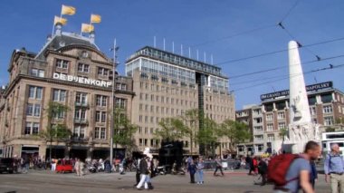 Amsterdam, Hollanda Barajı Ulusal Anıtı önünde Meydanı'ndaki insanlar yürümek.