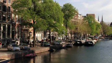 Amsterdam, Hollanda kanal tarafından insanlar yürümek.