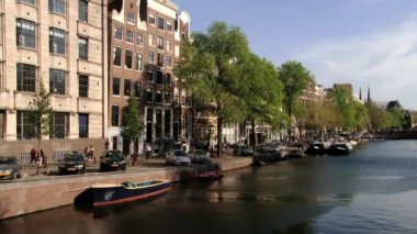 Amsterdam, Hollanda kanal tarafından insanlar yürümek.