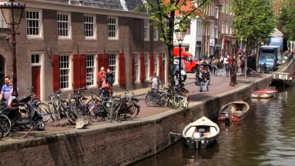 Mensen lopen door het kanaal in Amsterdam, Nederland. — Stockvideo