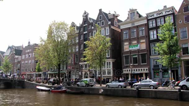 Mensen lopen door het kanaal in Amsterdam, Nederland. — Stockvideo