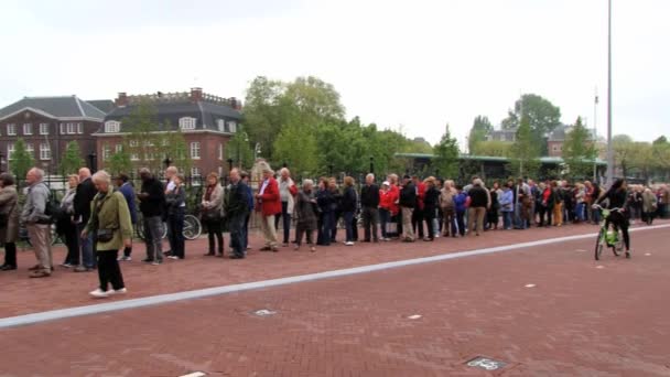 Люди чекати в черзі, щоб відвідати Державного музею в Амстердамі, Нідерланди. — стокове відео