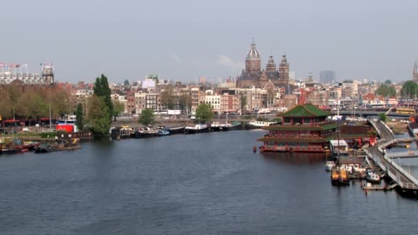 Sudut pandang tinggi ke kanal dan pusat kota di Amsterdam, Belanda . — Stok Video