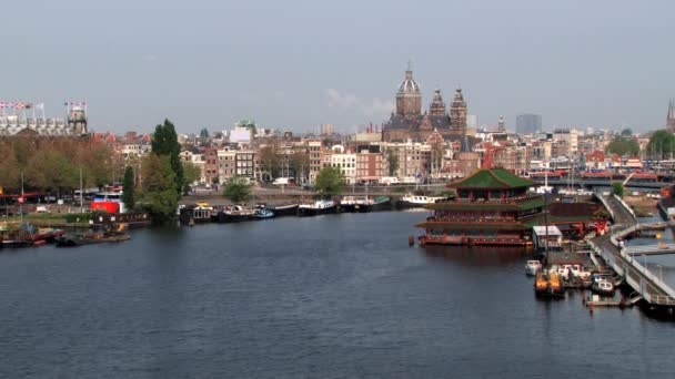 Μεγάλη γωνία προβολής στο κανάλι και στο κέντρο της πόλης στο Άμστερνταμ, Ολλανδία. — Αρχείο Βίντεο