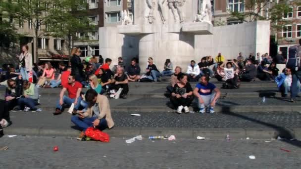 네덜란드 암스테르담 댐 국립 기념물 앞 광장에 사람들이 휴식. — 비디오