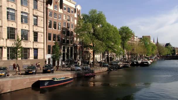 Mensen lopen door het kanaal in Amsterdam, Nederland. — Stockvideo