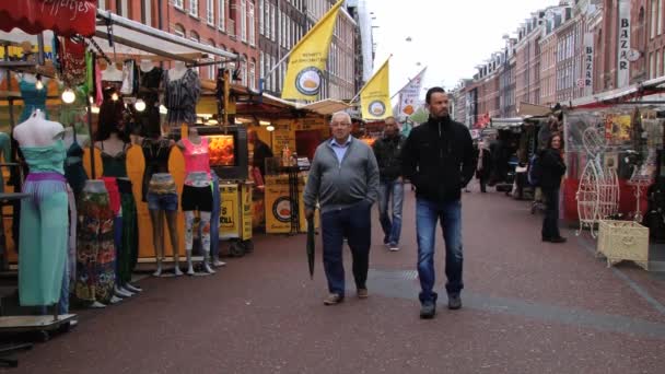 Люди ходьби блошиний ринок в Амстердамі, Нідерланди. — стокове відео