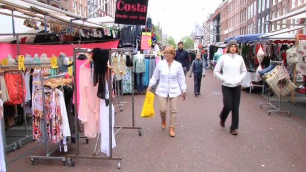 La gente camina por el mercado de pulgas en Amsterdam, Países Bajos . — Vídeos de Stock