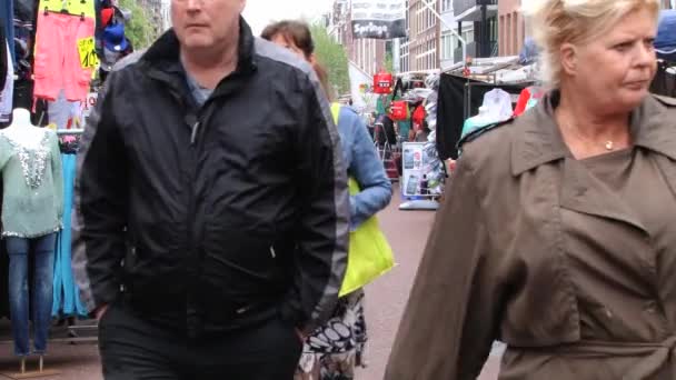 Lidé chodí na bleší trh v Amsterdamu, Nizozemsko.