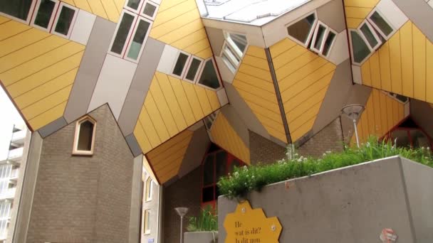 Vnější část slavné kostky domů v Rotterdam, Nizozemsko. — Stock video