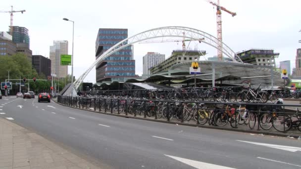 Samochody, przejść przez ulicę w Rotterdam, Holandia. — Wideo stockowe