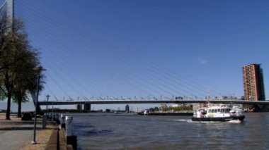Tekne ile ünlü Erasmus bridge Rotterdam, Hollanda arka planda adlı Maas nehri geçmek.