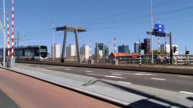 Ünlü Erasmus bridge Rotterdam, Hollanda tarafından tramvay yolcu.
