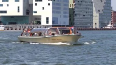 İnsanlar gezi Amsterdam, Hollanda kanalında tekneden tadını çıkarın..