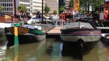 Rotterdam, Hollanda tarihi limanda bağlı geleneksel tekneler için görüntüleyin.
