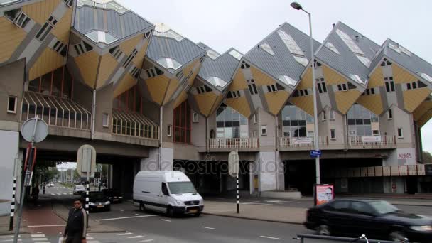Voitures passent sous les célèbres maisons cubiques à Rotterdam, Pays-Bas . — Video