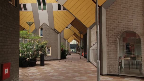 オランダ、ロッテルダムの有名なキューブ住宅の外観. — ストック動画