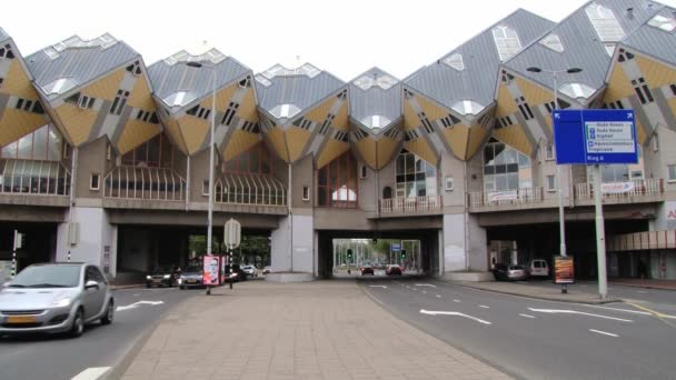 Auto passano sotto le famose case cubo a Rotterdam, Paesi Bassi . — Video Stock